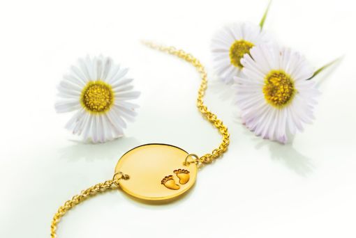 Bébé Bracelet Rundanker Gelbgold 585 14cm mit Gravurplatte rund 16mm mit Babyfüssen BBE014114.